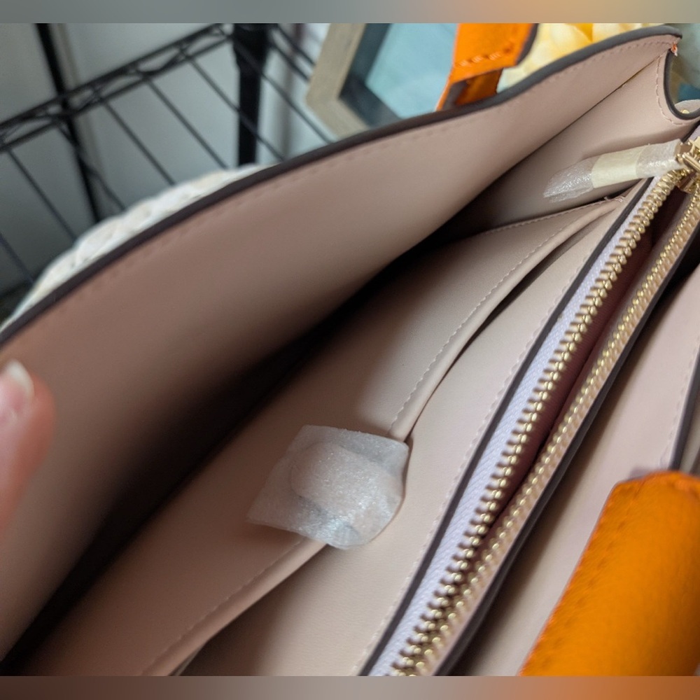 Kate Spade Voyage Crossbody
Satchel & Dust Bag NWOT​ - Picture 8 of 10